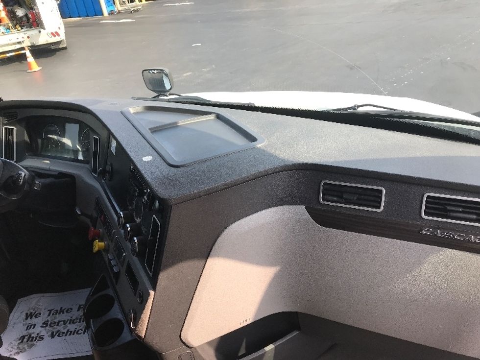 Sleeper Tractor-Heavy Duty Tractors-Freightliner-2020-T12664ST-Dayton-NJ-585,809\n\t\tmiles-$ 56,750 - Image 14