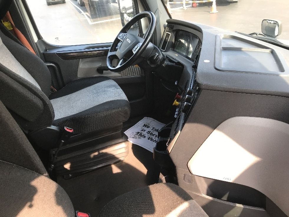 Sleeper Tractor-Heavy Duty Tractors-Freightliner-2020-T12664ST-Dayton-NJ-585,809\n\t\tmiles-$ 56,750 - Image 15