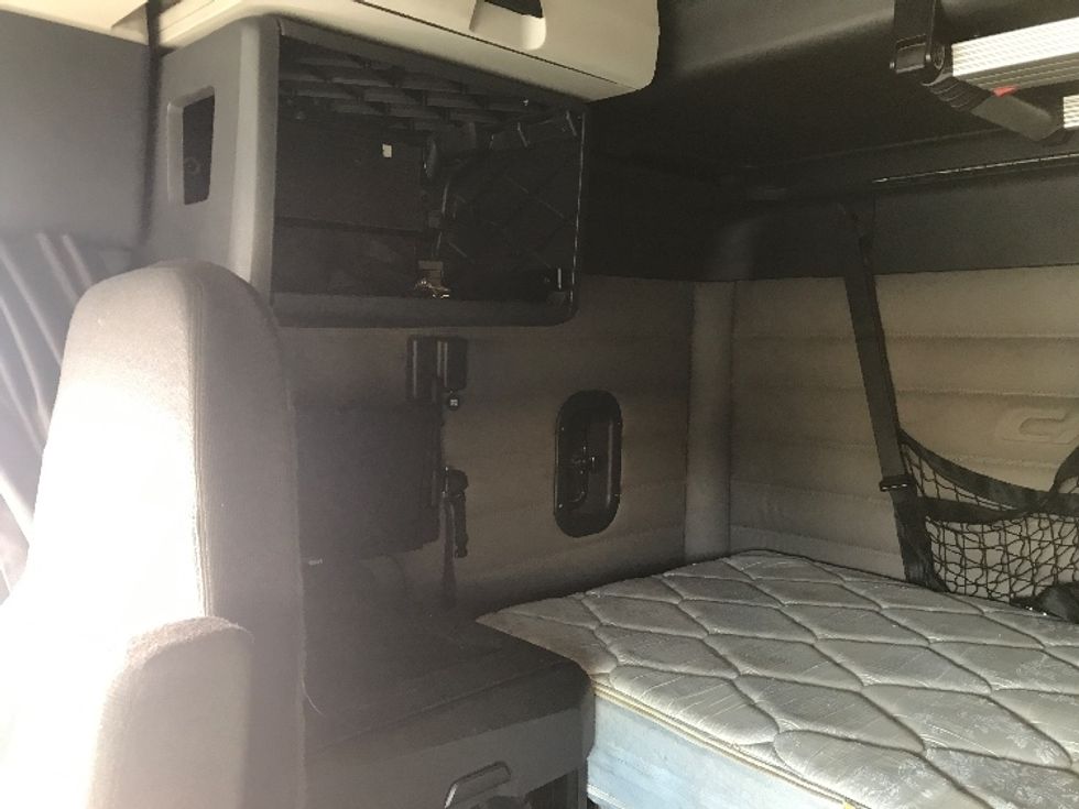 Sleeper Tractor-Heavy Duty Tractors-Freightliner-2020-T12664ST-Dayton-NJ-585,809\n\t\tmiles-$ 56,750 - Image 19