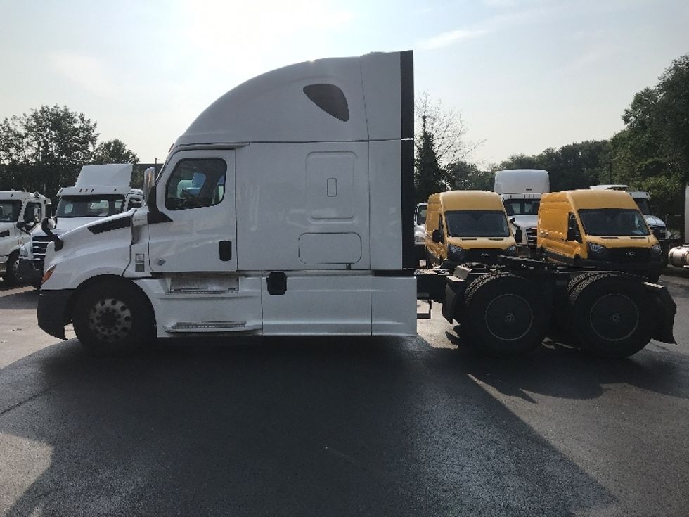 Sleeper Tractor-Heavy Duty Tractors-Freightliner-2020-T12664ST-Dayton-NJ-585,809\n\t\tmiles-$ 56,750 - Image 4