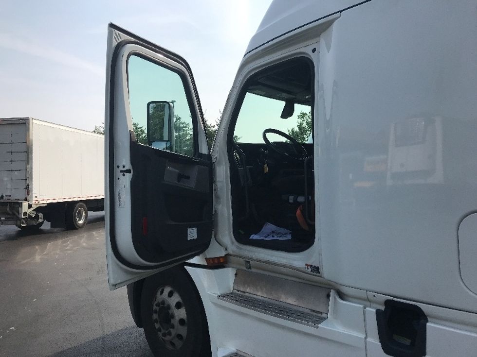 Sleeper Tractor-Heavy Duty Tractors-Freightliner-2020-T12664ST-Dayton-NJ-585,809\n\t\tmiles-$ 56,750 - Image 9