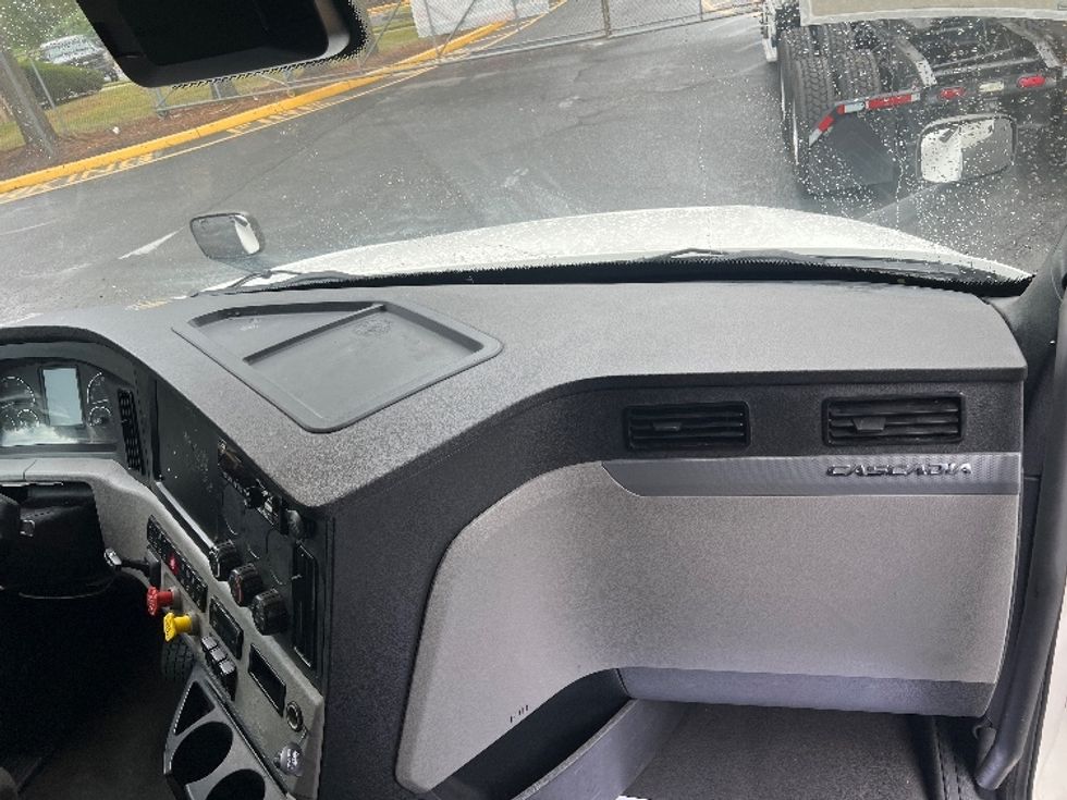 Sleeper Tractor-Heavy Duty Tractors-Freightliner-2020-T12664ST-Dayton-NJ-595,005\n\t\tmiles-$ 53,250 - Image 14