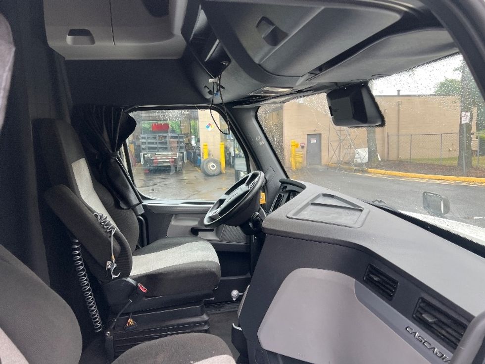 Sleeper Tractor-Heavy Duty Tractors-Freightliner-2020-T12664ST-Dayton-NJ-595,005\n\t\tmiles-$ 53,250 - Image 15