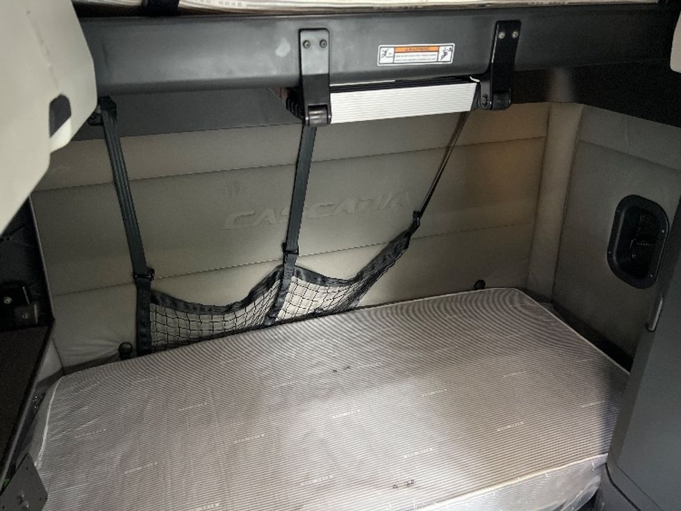 Sleeper Tractor-Heavy Duty Tractors-Freightliner-2020-T12664ST-Dayton-NJ-595,005\n\t\tmiles-$ 53,250 - Image 17