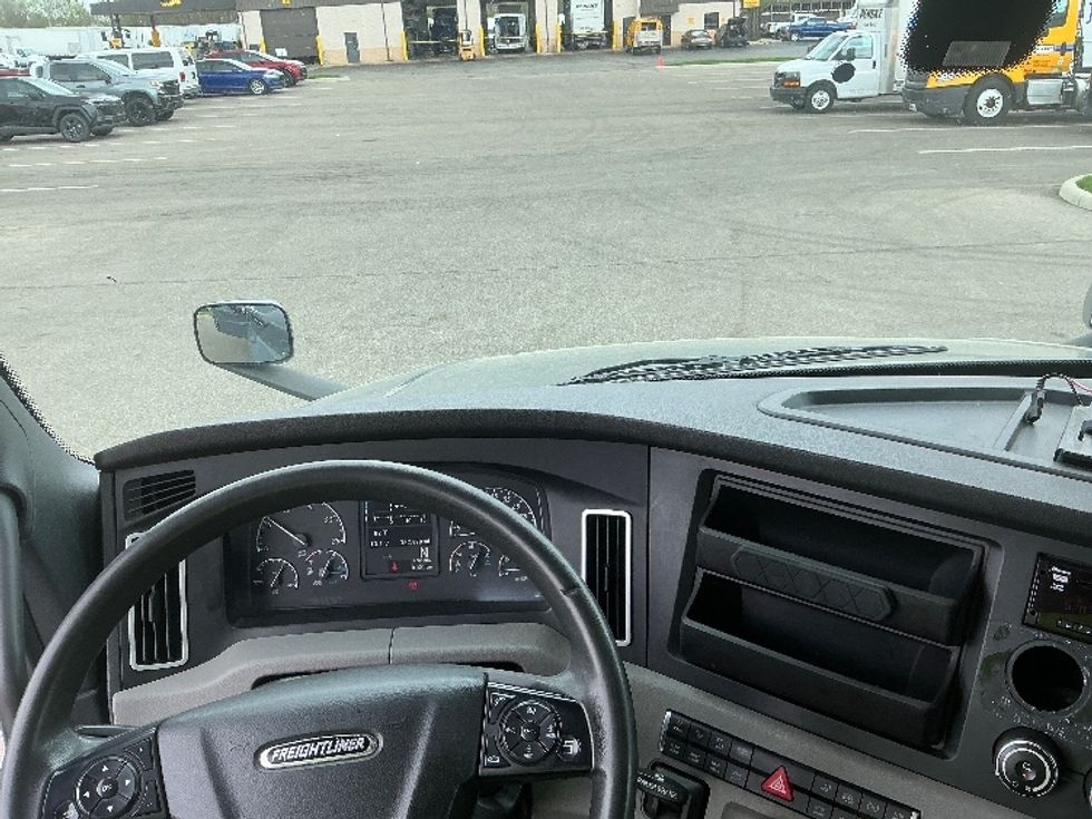 Sleeper Tractor-Heavy Duty Tractors-Freightliner-2020-T12664ST-Dayton-OH-332,505\n\t\tmiles-$ 61,750 - Image 11