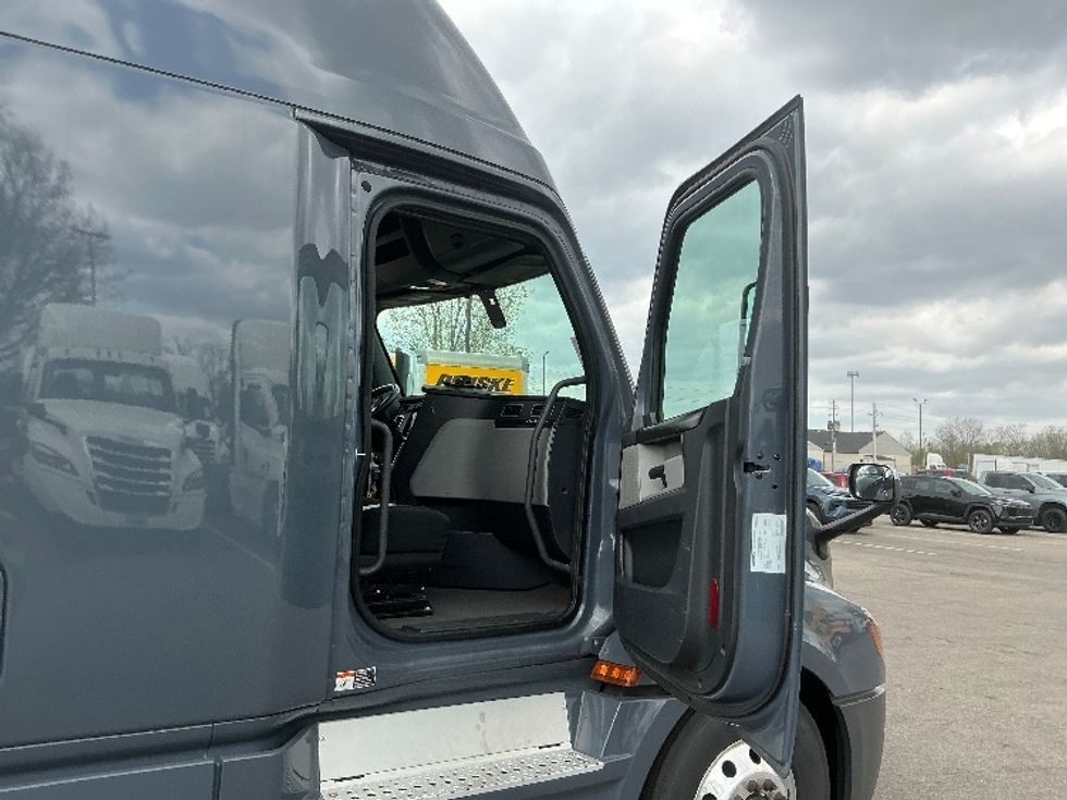 Sleeper Tractor-Heavy Duty Tractors-Freightliner-2020-T12664ST-Dayton-OH-332,505\n\t\tmiles-$ 61,750 - Image 12