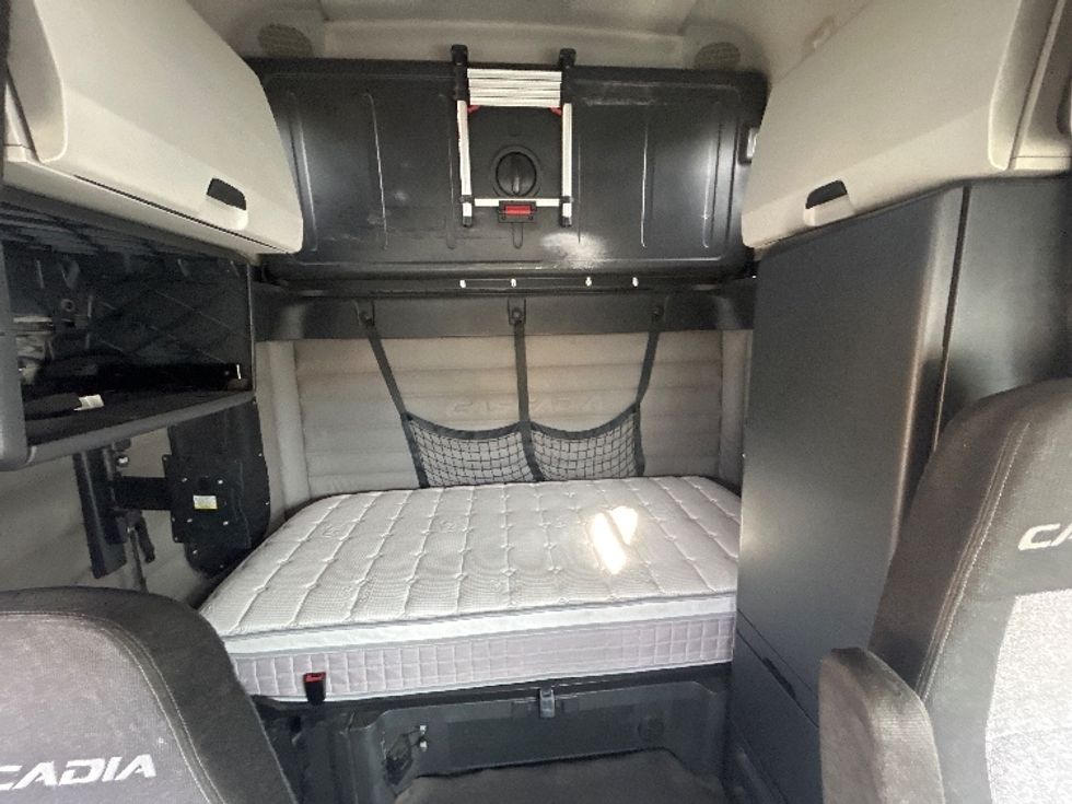 Sleeper Tractor-Heavy Duty Tractors-Freightliner-2020-T12664ST-Dayton-OH-332,505\n\t\tmiles-$ 61,750 - Image 13