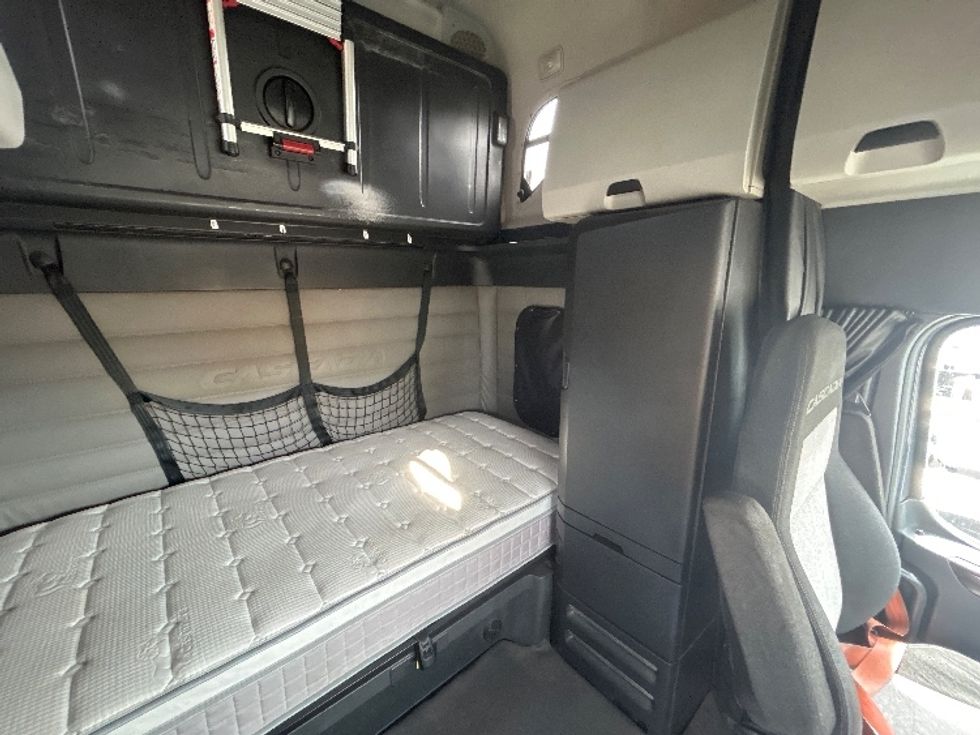 Sleeper Tractor-Heavy Duty Tractors-Freightliner-2020-T12664ST-Dayton-OH-332,505\n\t\tmiles-$ 61,750 - Image 15