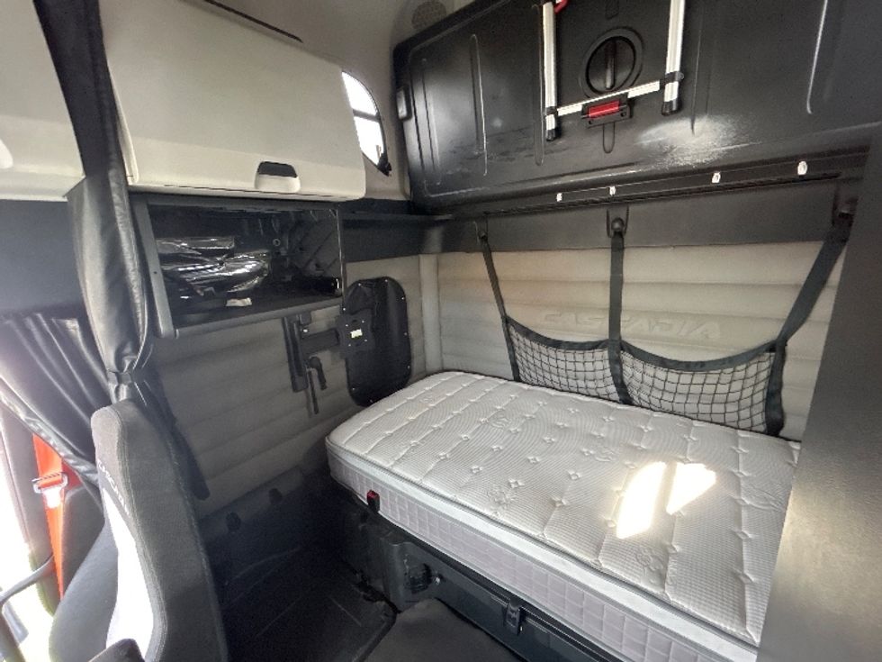 Sleeper Tractor-Heavy Duty Tractors-Freightliner-2020-T12664ST-Dayton-OH-332,505\n\t\tmiles-$ 61,750 - Image 16