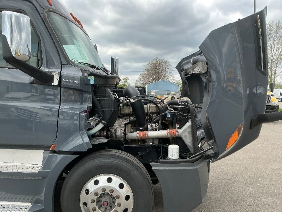 Sleeper Tractor-Heavy Duty Tractors-Freightliner-2020-T12664ST-Dayton-OH-332,505\n\t\tmiles-$ 61,750 - Image 17