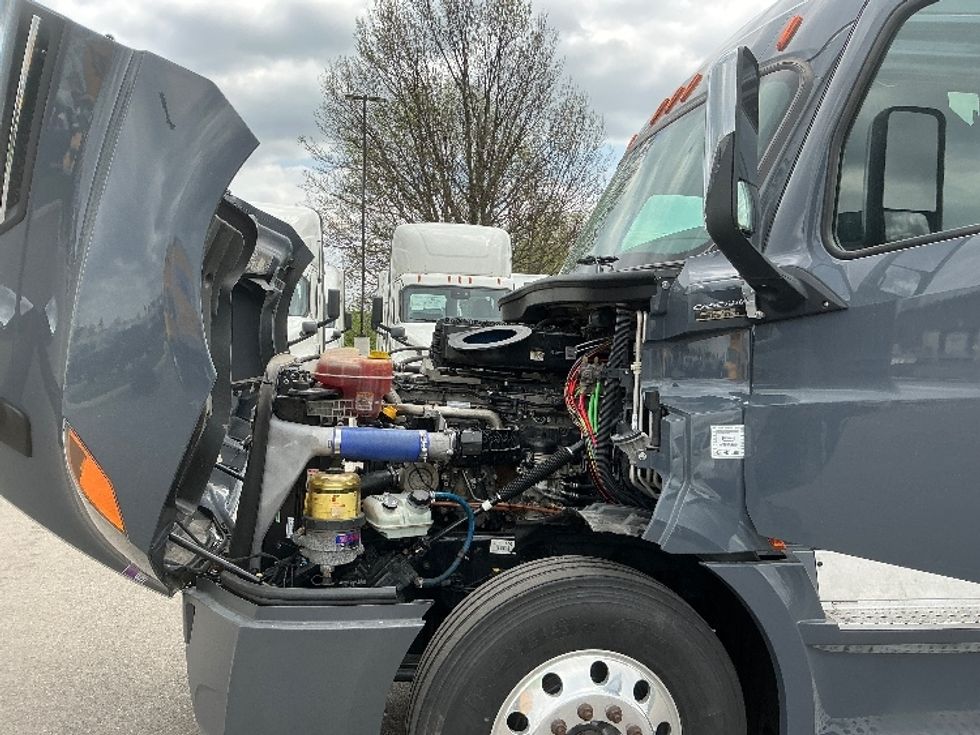 Sleeper Tractor-Heavy Duty Tractors-Freightliner-2020-T12664ST-Dayton-OH-332,505\n\t\tmiles-$ 61,750 - Image 18