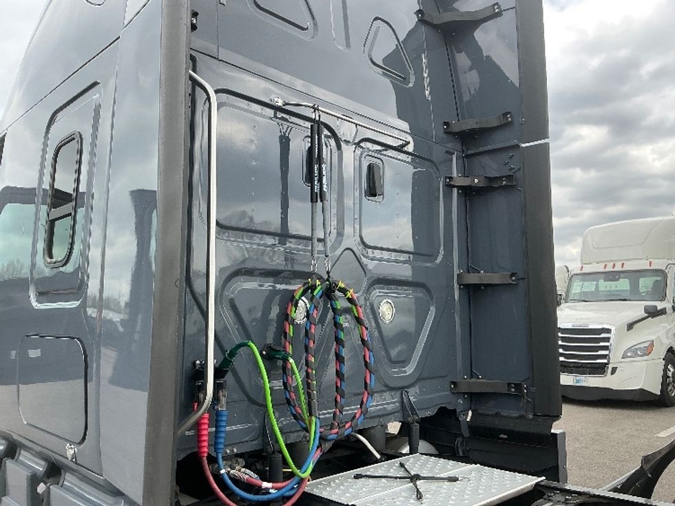 Sleeper Tractor-Heavy Duty Tractors-Freightliner-2020-T12664ST-Dayton-OH-332,505\n\t\tmiles-$ 61,750 - Image 19