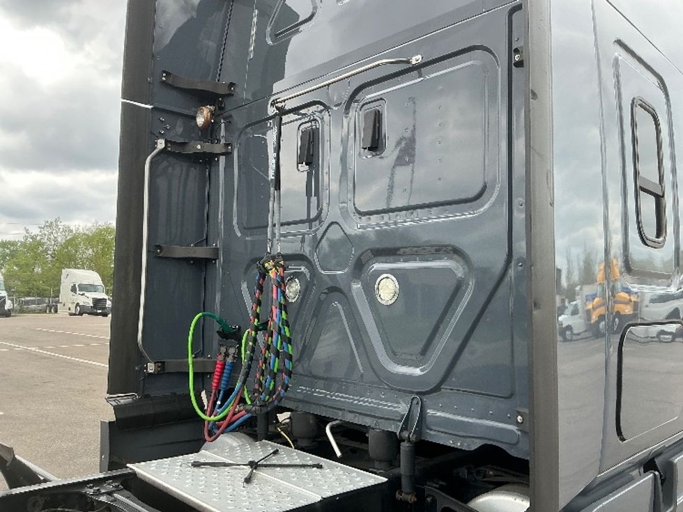 Sleeper Tractor-Heavy Duty Tractors-Freightliner-2020-T12664ST-Dayton-OH-332,505\n\t\tmiles-$ 61,750 - Image 20