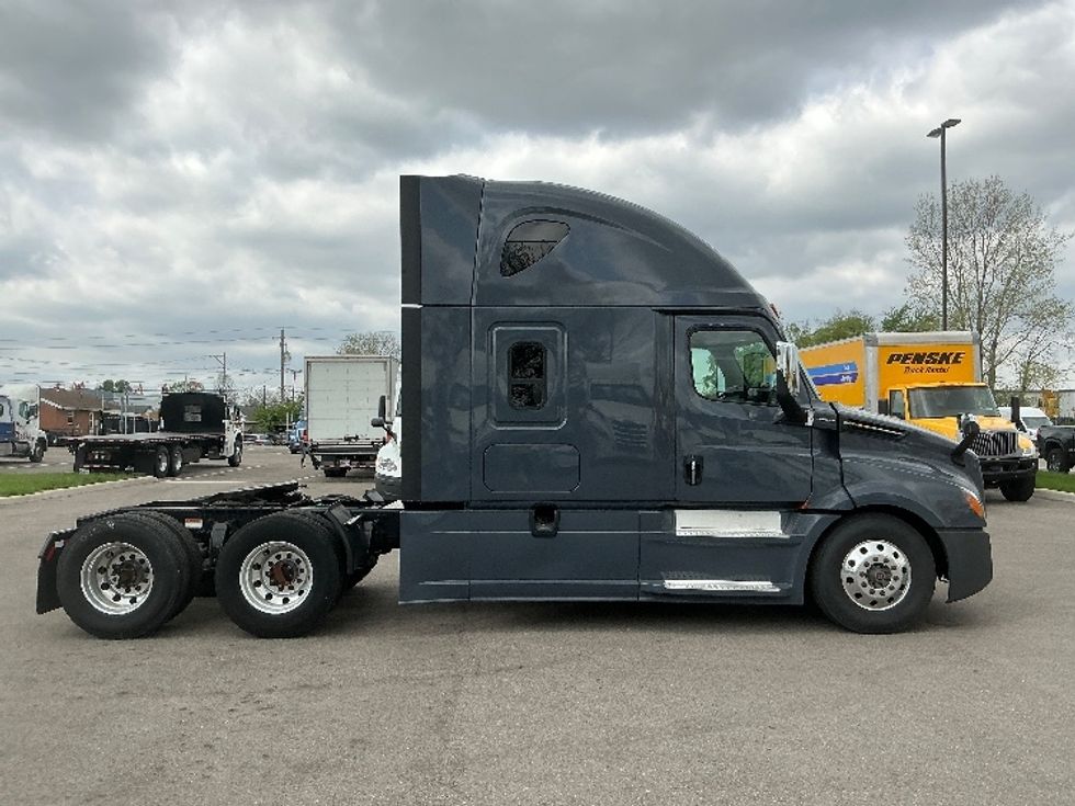 Sleeper Tractor-Heavy Duty Tractors-Freightliner-2020-T12664ST-Dayton-OH-332,505\n\t\tmiles-$ 61,750 - Image 8