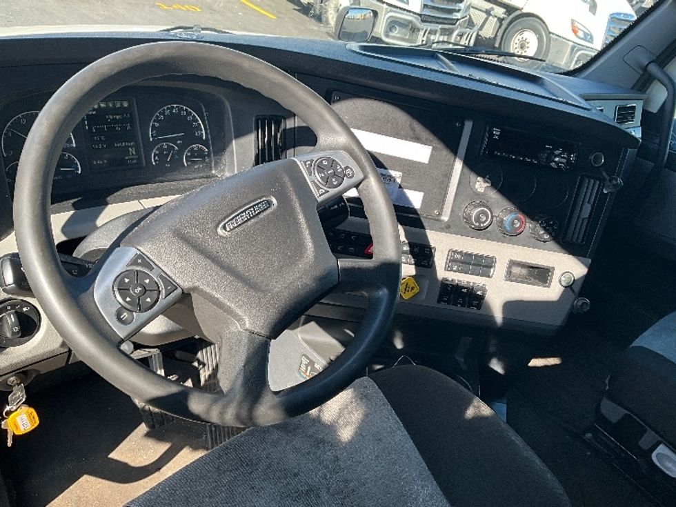 Sleeper Tractor-Heavy Duty Tractors-Freightliner-2020-T12664ST-Dayton-OH-632,565\n\t\tmiles-$ 49,500 - Image 11