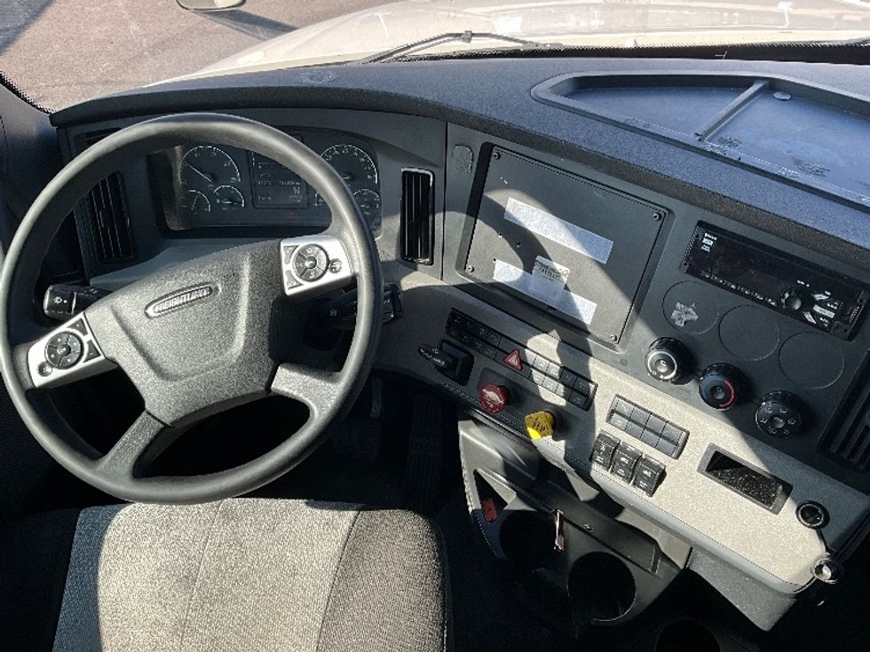 Sleeper Tractor-Heavy Duty Tractors-Freightliner-2020-T12664ST-Dayton-OH-632,565\n\t\tmiles-$ 49,500 - Image 12