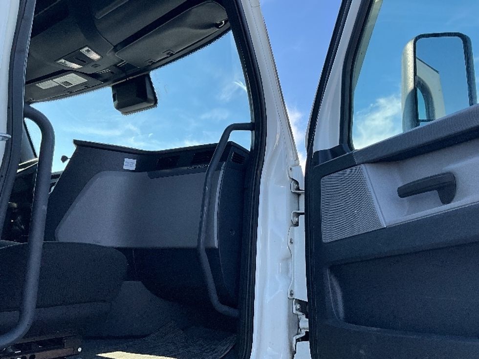 Sleeper Tractor-Heavy Duty Tractors-Freightliner-2020-T12664ST-Dayton-OH-632,565\n\t\tmiles-$ 49,500 - Image 13