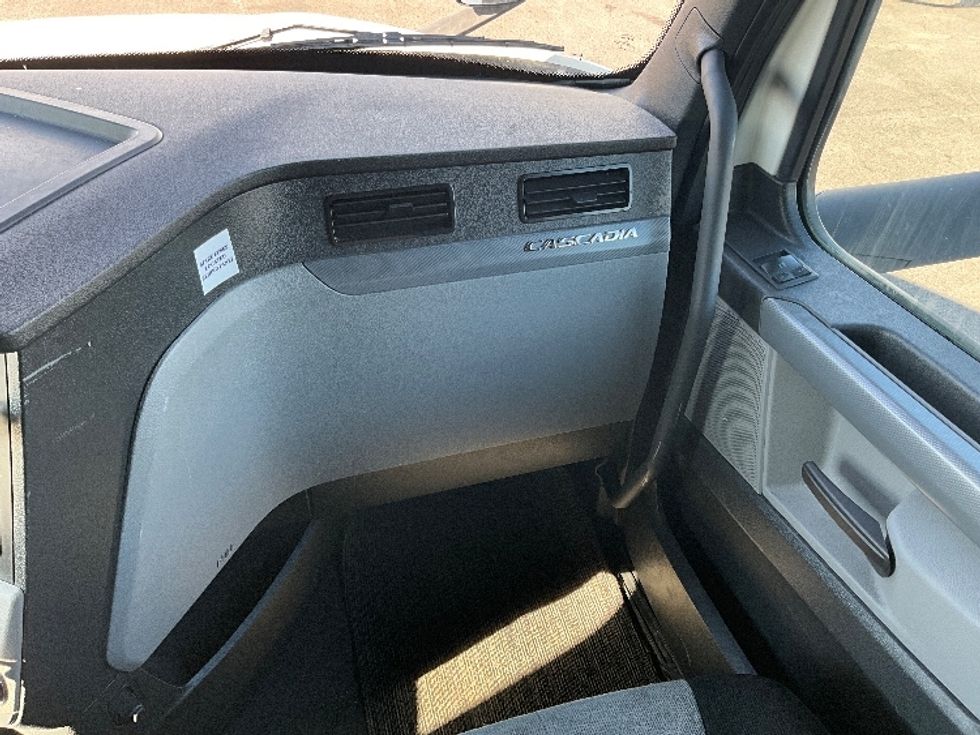 Sleeper Tractor-Heavy Duty Tractors-Freightliner-2020-T12664ST-Dayton-OH-632,565\n\t\tmiles-$ 49,500 - Image 14