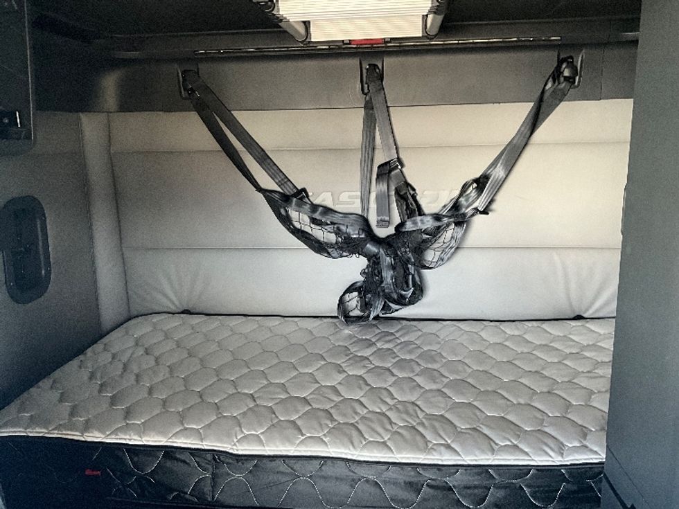 Sleeper Tractor-Heavy Duty Tractors-Freightliner-2020-T12664ST-Dayton-OH-632,565\n\t\tmiles-$ 49,500 - Image 16