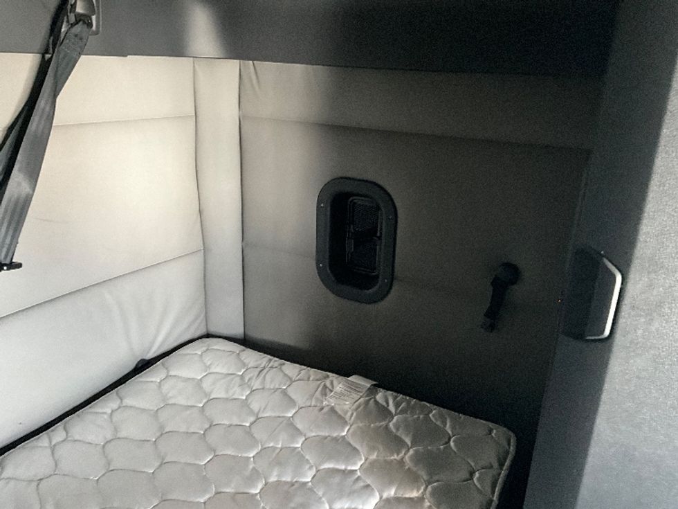 Sleeper Tractor-Heavy Duty Tractors-Freightliner-2020-T12664ST-Dayton-OH-632,565\n\t\tmiles-$ 49,500 - Image 17