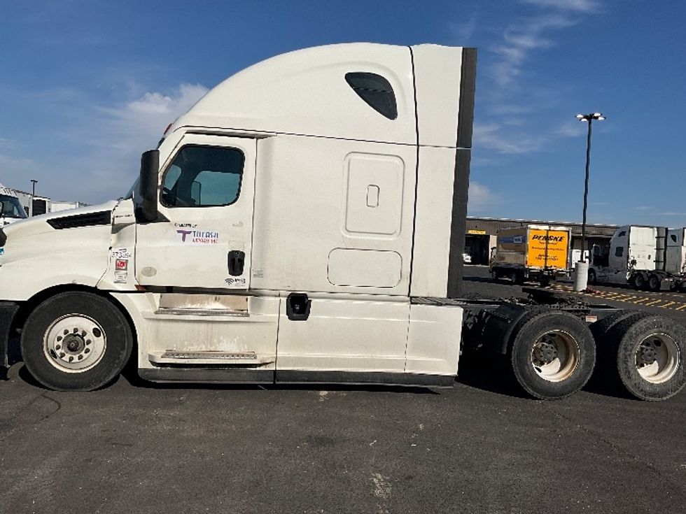 Sleeper Tractor-Heavy Duty Tractors-Freightliner-2020-T12664ST-Dayton-OH-632,565\n\t\tmiles-$ 49,500 - Image 4