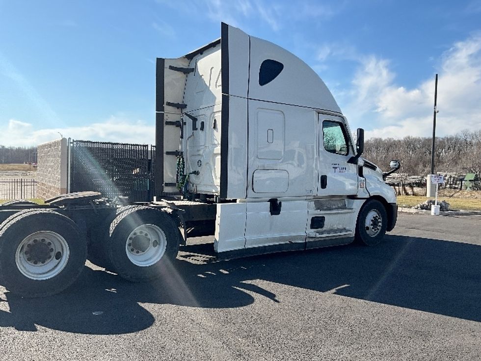 Sleeper Tractor-Heavy Duty Tractors-Freightliner-2020-T12664ST-Dayton-OH-632,565\n\t\tmiles-$ 49,500 - Image 8