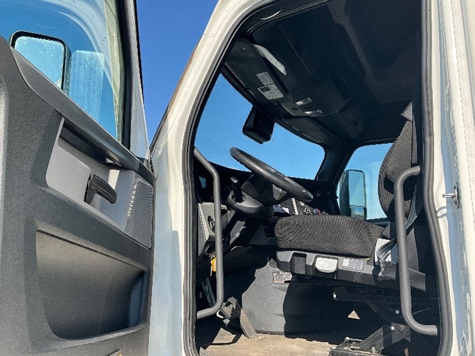 Sleeper Tractor-Heavy Duty Tractors-Freightliner-2020-T12664ST-Dayton-OH-632,565\n\t\tmiles-$ 49,500 - Image 9