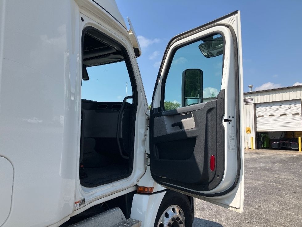 Sleeper Tractor-Heavy Duty Tractors-Freightliner-2020-T12664ST-Decatur-AL-258,443\n\t\tmiles-$ 79,750 - Image 13