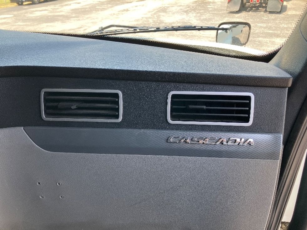 Sleeper Tractor-Heavy Duty Tractors-Freightliner-2020-T12664ST-Decatur-AL-258,443\n\t\tmiles-$ 79,750 - Image 14