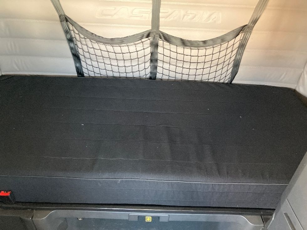 Sleeper Tractor-Heavy Duty Tractors-Freightliner-2020-T12664ST-Decatur-AL-258,443\n\t\tmiles-$ 79,750 - Image 16