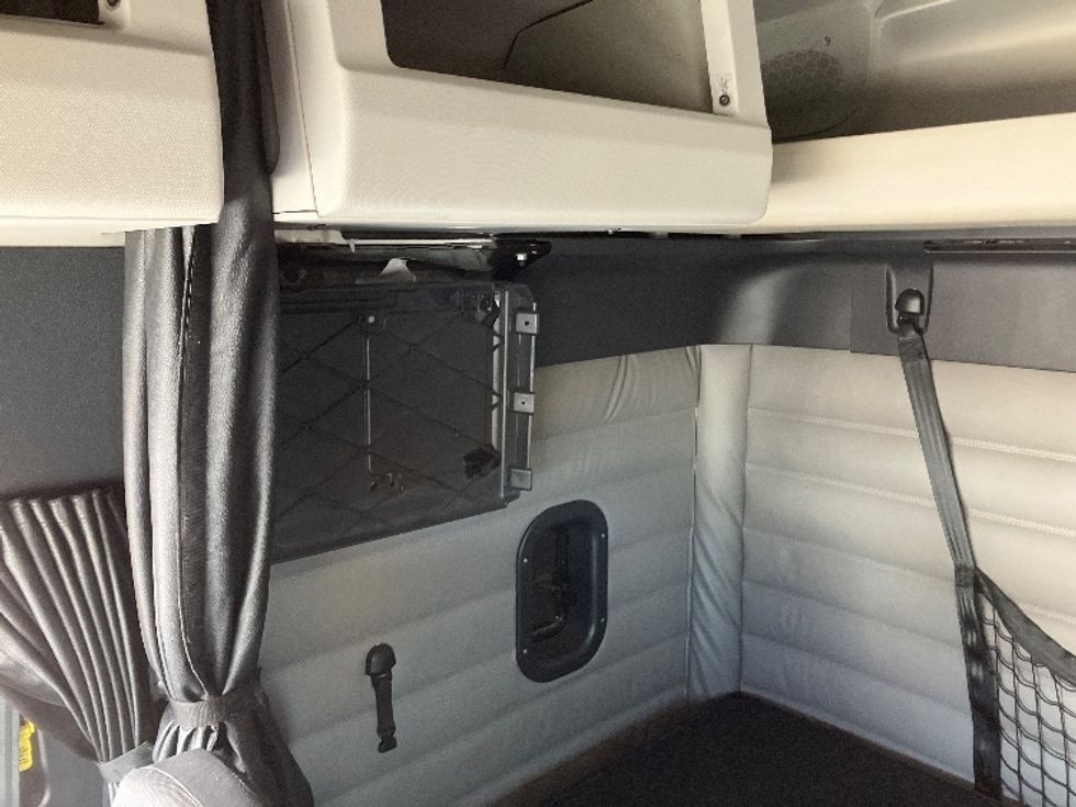 Sleeper Tractor-Heavy Duty Tractors-Freightliner-2020-T12664ST-Decatur-AL-258,443\n\t\tmiles-$ 79,750 - Image 19