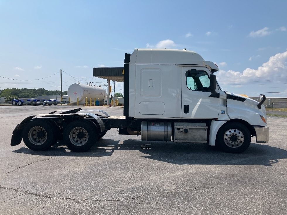 Sleeper Tractor-Heavy Duty Tractors-Freightliner-2020-T12664ST-Decatur-AL-258,443\n\t\tmiles-$ 79,750 - Image 8