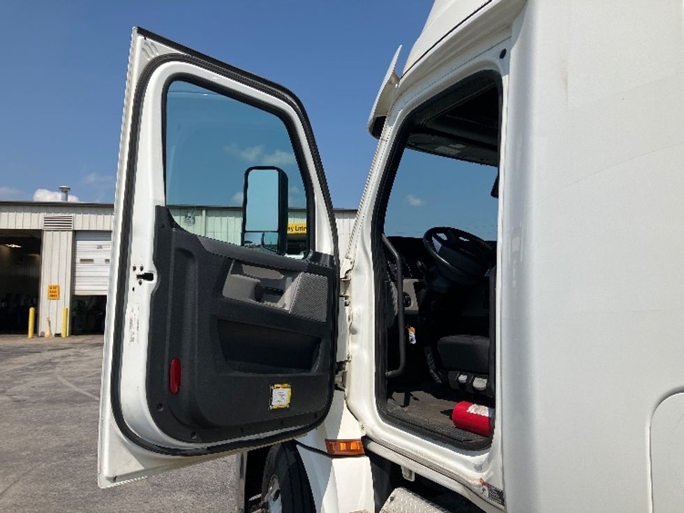 Sleeper Tractor-Heavy Duty Tractors-Freightliner-2020-T12664ST-Decatur-AL-258,443\n\t\tmiles-$ 79,750 - Image 9