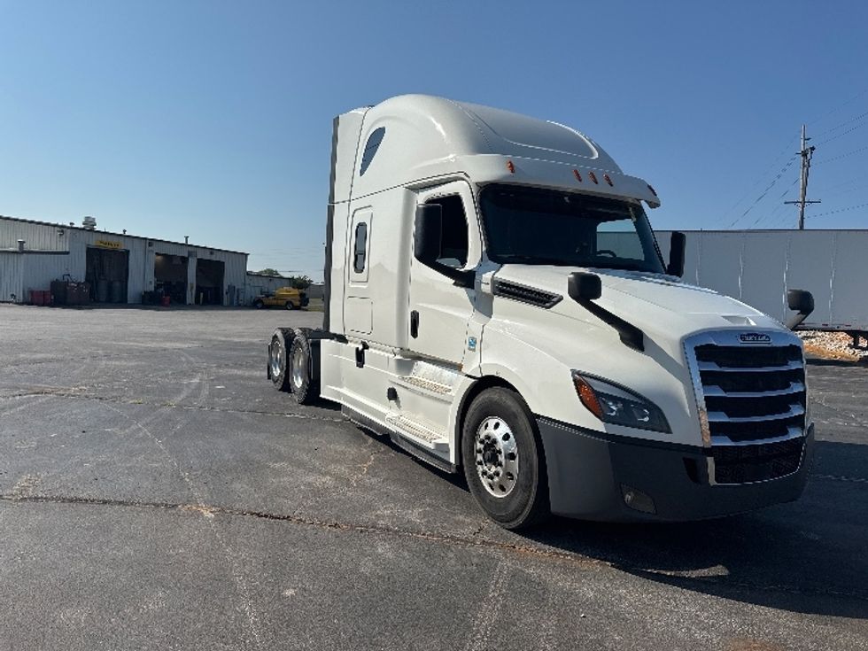 Sleeper Tractor-Heavy Duty Tractors-Freightliner-2020-T12664ST-Decatur-AL-592,552\n\t\tmiles-$ 58,000 - Image 1
