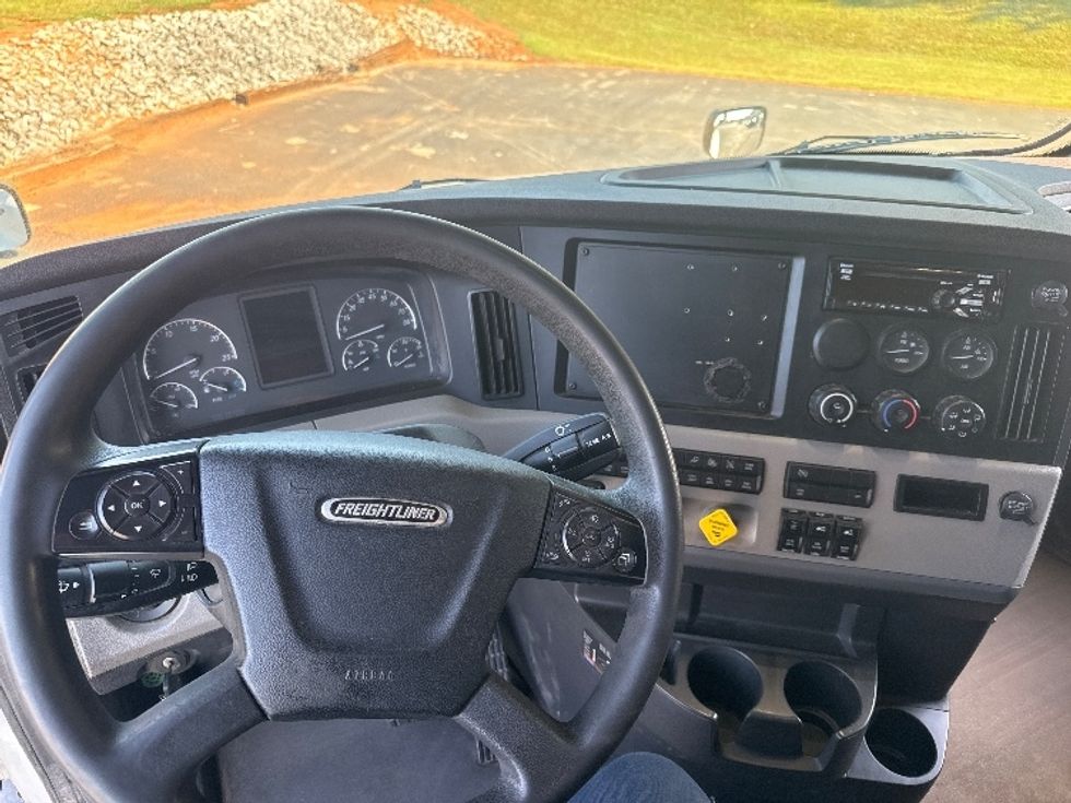 Sleeper Tractor-Heavy Duty Tractors-Freightliner-2020-T12664ST-Decatur-AL-592,552\n\t\tmiles-$ 58,000 - Image 11