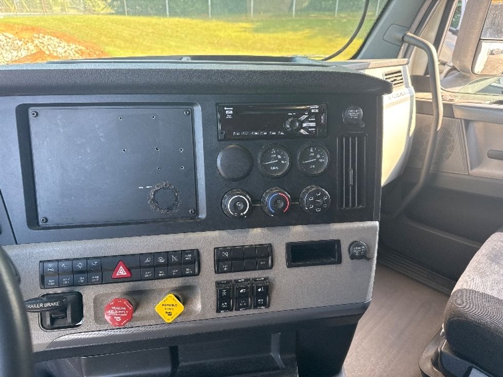 Sleeper Tractor-Heavy Duty Tractors-Freightliner-2020-T12664ST-Decatur-AL-592,552\n\t\tmiles-$ 58,000 - Image 12