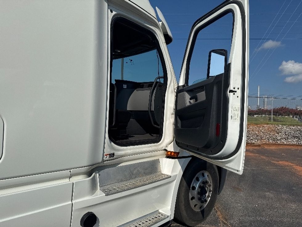 Sleeper Tractor-Heavy Duty Tractors-Freightliner-2020-T12664ST-Decatur-AL-592,552\n\t\tmiles-$ 58,000 - Image 13
