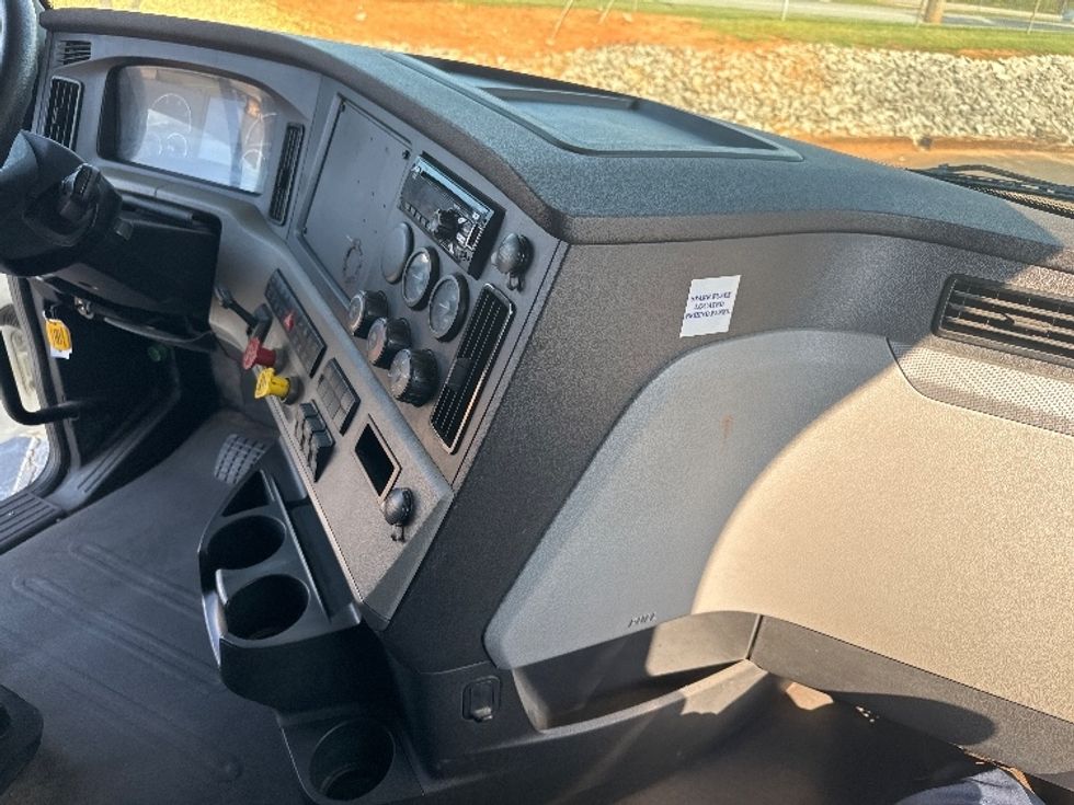 Sleeper Tractor-Heavy Duty Tractors-Freightliner-2020-T12664ST-Decatur-AL-592,552\n\t\tmiles-$ 58,000 - Image 15