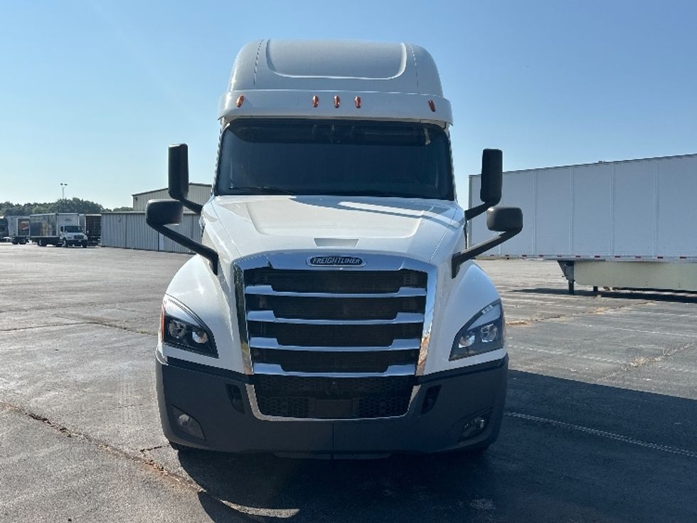 Sleeper Tractor-Heavy Duty Tractors-Freightliner-2020-T12664ST-Decatur-AL-592,552\n\t\tmiles-$ 58,000 - Image 2