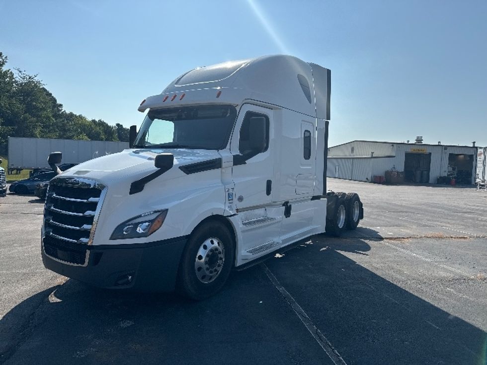 Sleeper Tractor-Heavy Duty Tractors-Freightliner-2020-T12664ST-Decatur-AL-592,552\n\t\tmiles-$ 58,000 - Image 3