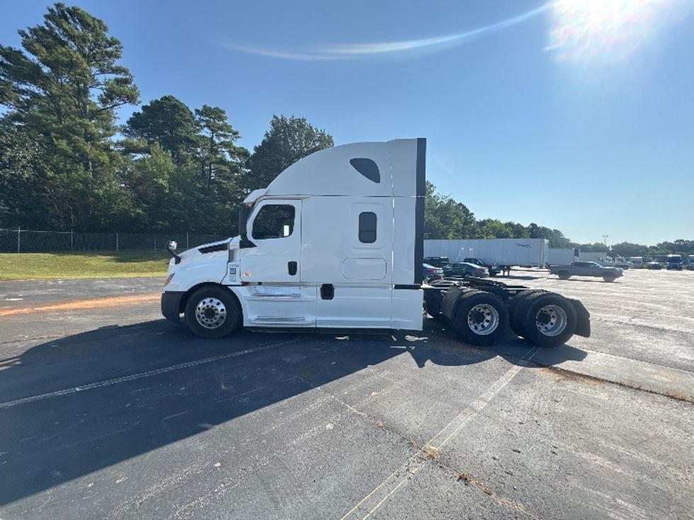 Sleeper Tractor-Heavy Duty Tractors-Freightliner-2020-T12664ST-Decatur-AL-592,552\n\t\tmiles-$ 58,000 - Image 4