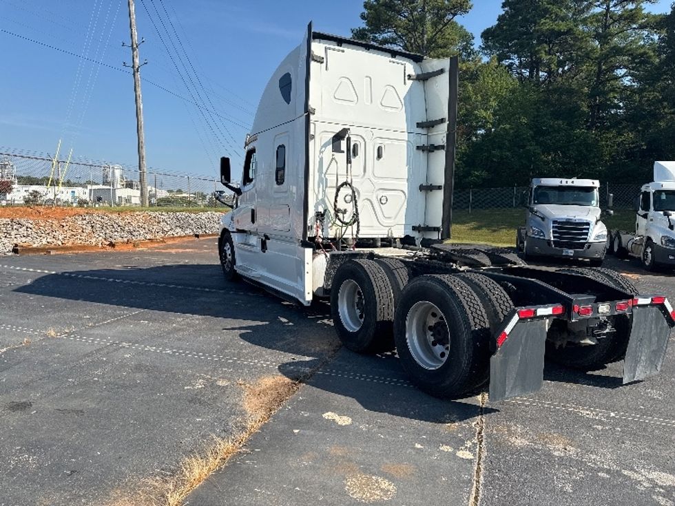 Sleeper Tractor-Heavy Duty Tractors-Freightliner-2020-T12664ST-Decatur-AL-592,552\n\t\tmiles-$ 58,000 - Image 5