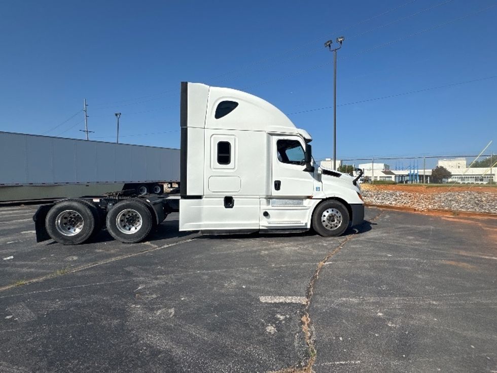 Sleeper Tractor-Heavy Duty Tractors-Freightliner-2020-T12664ST-Decatur-AL-592,552\n\t\tmiles-$ 58,000 - Image 8