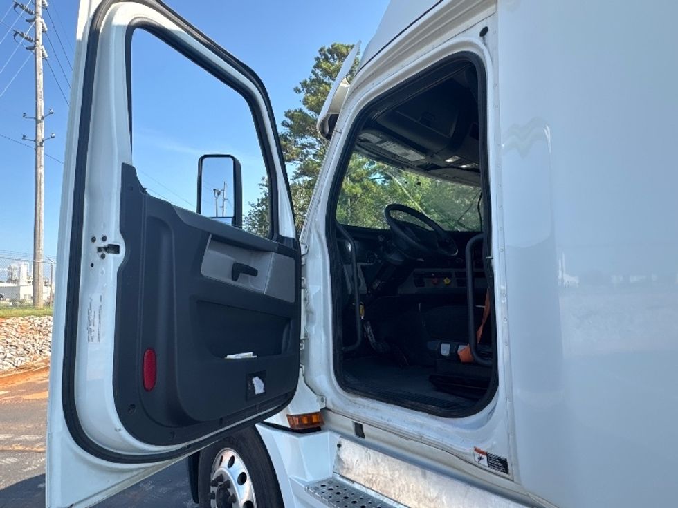Sleeper Tractor-Heavy Duty Tractors-Freightliner-2020-T12664ST-Decatur-AL-592,552\n\t\tmiles-$ 58,000 - Image 9