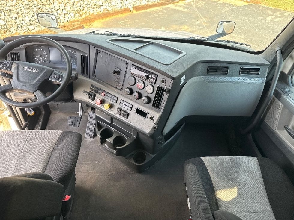 Sleeper Tractor-Heavy Duty Tractors-Freightliner-2020-T12664ST-Decatur-AL-621,986\n\t\tmiles-$ 54,250 - Image 12