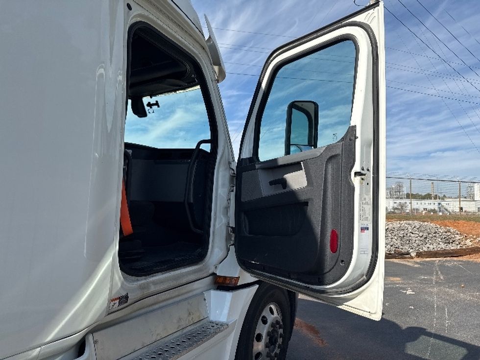 Sleeper Tractor-Heavy Duty Tractors-Freightliner-2020-T12664ST-Decatur-AL-621,986\n\t\tmiles-$ 54,250 - Image 13