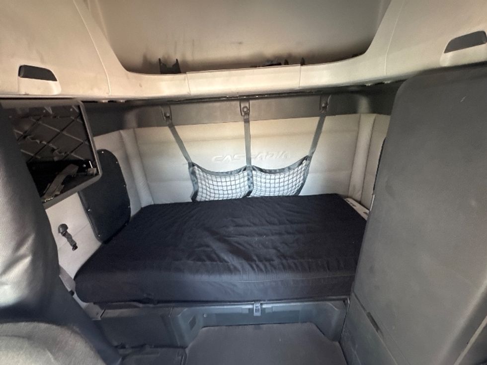 Sleeper Tractor-Heavy Duty Tractors-Freightliner-2020-T12664ST-Decatur-AL-621,986\n\t\tmiles-$ 54,250 - Image 16