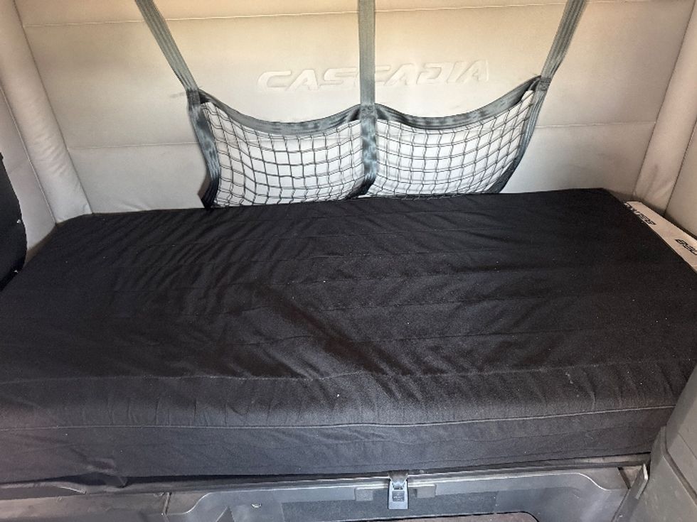 Sleeper Tractor-Heavy Duty Tractors-Freightliner-2020-T12664ST-Decatur-AL-621,986\n\t\tmiles-$ 54,250 - Image 17