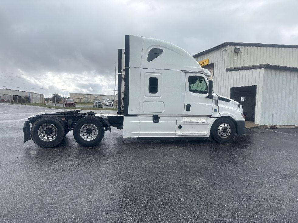 Sleeper Tractor-Heavy Duty Tractors-Freightliner-2020-T12664ST-Decatur-AL-621,986\n\t\tmiles-$ 54,250 - Image 8