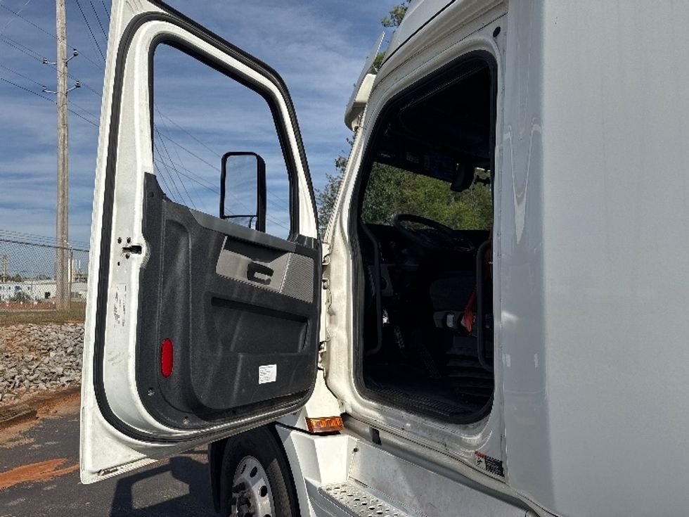 Sleeper Tractor-Heavy Duty Tractors-Freightliner-2020-T12664ST-Decatur-AL-621,986\n\t\tmiles-$ 54,250 - Image 9